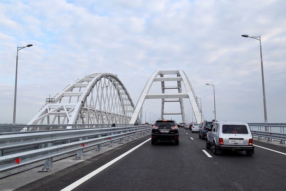 крымский мост. сколько ехать на машине по крымскому мосту.