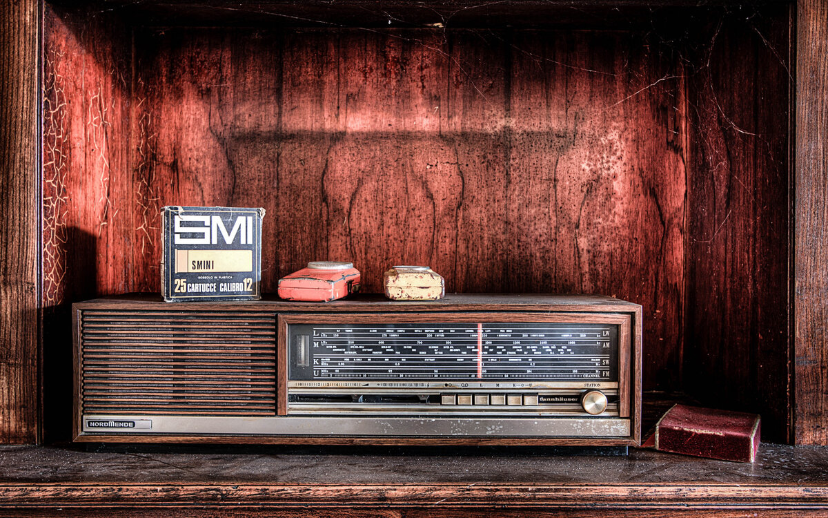 Радио с новой музыкой. Кассетный магнитофон Nordmende. Старинный радиоприемник. Старый приемник. Красивый радиоприемник.