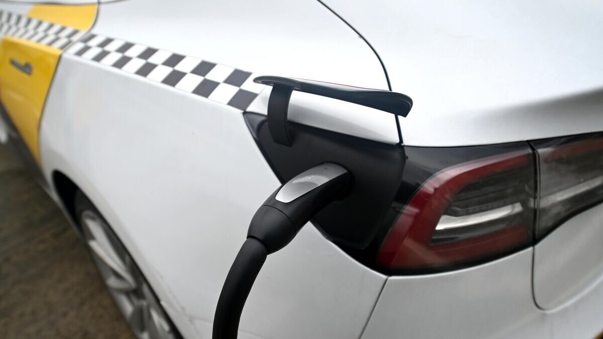    Электромобиль на электрозаправочной станции © РИА Новости / Артур Лебедев