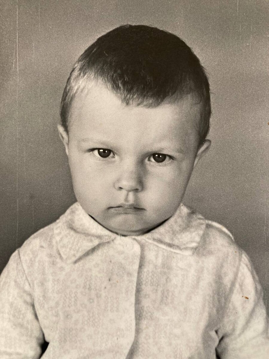 Это мой внутренний Ребенок. Такой серьезный и печальный. И в то же время твердый и упрямый. Маме не нравилась эта фотография, сделанная в детском саду, а мне почему-то всегда нравилась. Наверное потому, что есть в ней что-то подлинное и правдивое обо мне.