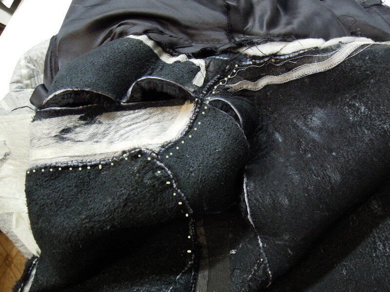 Отмечены окат рукава и плечевой шов.