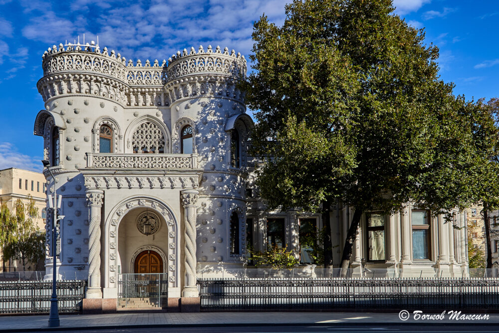 Особняк Арсения Морозова Особняк в центре Москвы, на улице Воздвиженка, построенный в 1895-1899 годах архитектором Виктором Мазыриным по заказу миллионера Арсения Абрамовича Морозова. Здание, сочетающее элементы модерна и эклектики, представляет собой уникальный для московской архитектуры образец яркой и экзотической стилизации в неомавританском духе.