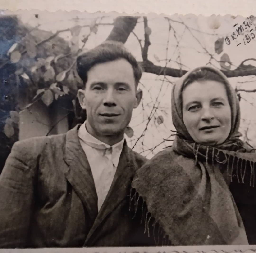 Октябрь 1954

Здесь мой дед и бабушка. 
Закончилась война.
Люди по-тихноньку отстраивают свои дома, рожают детей и заново учатся жить, у людей присутствует страх Бога, ну или просто страх того, что всё может исчезнуть. Любовь, радость, Земля, самые близкие, свежий  воздух после дождя, возможность обнять и поцеловать близкого и родного человека - могут. исчезнуть.

Мой дед был первым фотографом на деревне, плёл корзины, в общем как и я личность творческая) Про бабушку знаю мало, в то время как и должно женщине родила детей, целых три, но не успела воспитать, задохнулась, при выкуривании погриба. Дети воспитали себя сами, а потом нас.

Много времени прошло, жизни, историй, трудностей,  а по сути ничего не изменилось. Только страх исчез. Люди перестали чувствовать границы. 
А хорошо это или плохо - бояться? 


