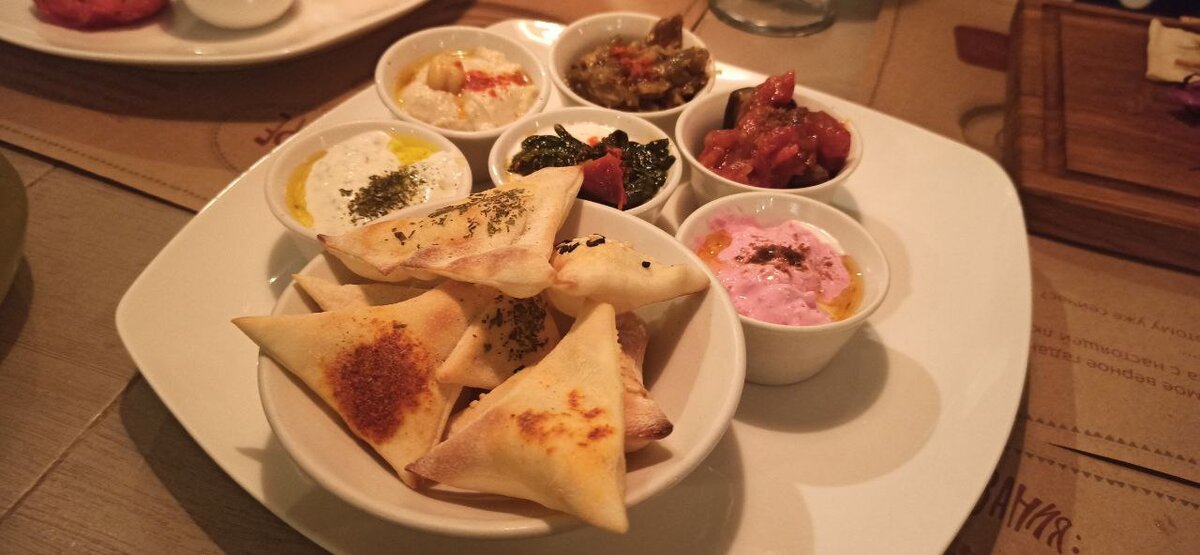 Набор закусок с хумусом, бабаганушем и другими вкусняшками