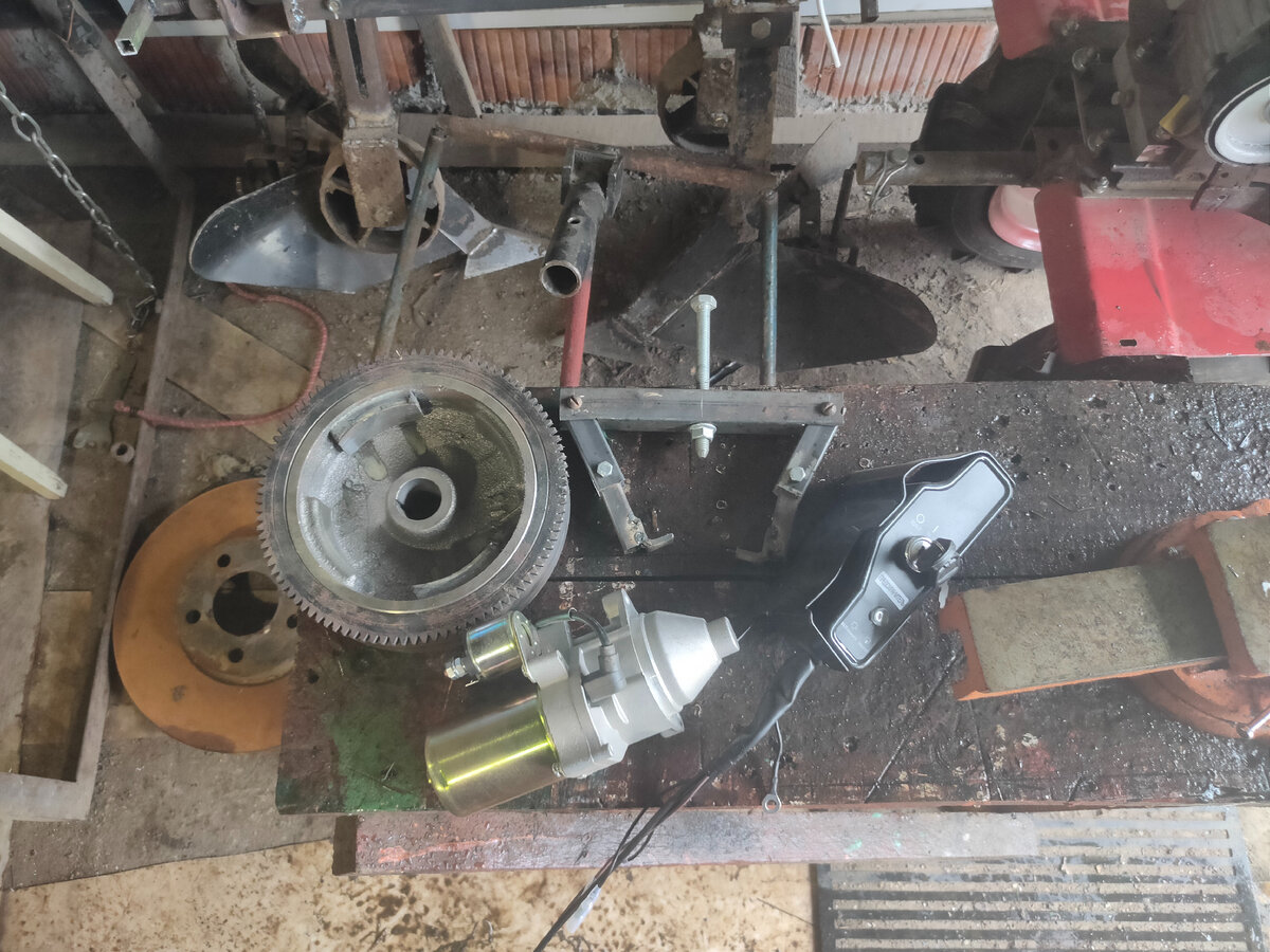 Маховик с венцом под старте, блок зажигания и сам стартер. Самодельный съемник.