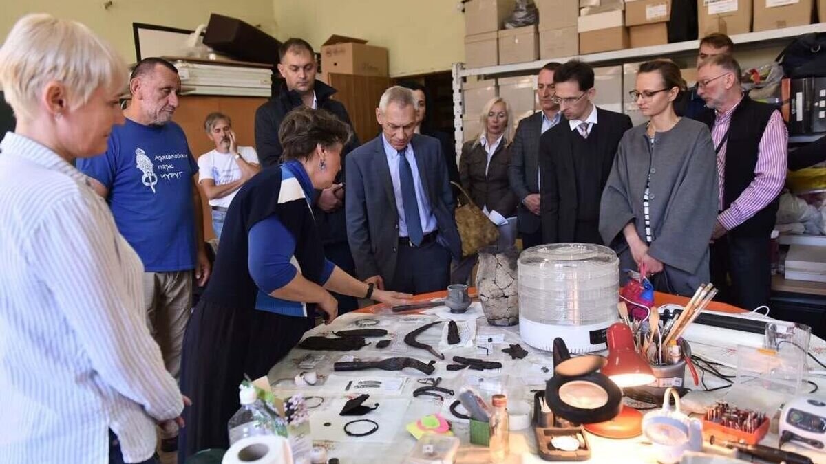    Посол России Александр Бокан Харченко посетил археологические раскопки Циглана-Боронь недалеко от Чуруга© Sputnik / Lola Đorđević