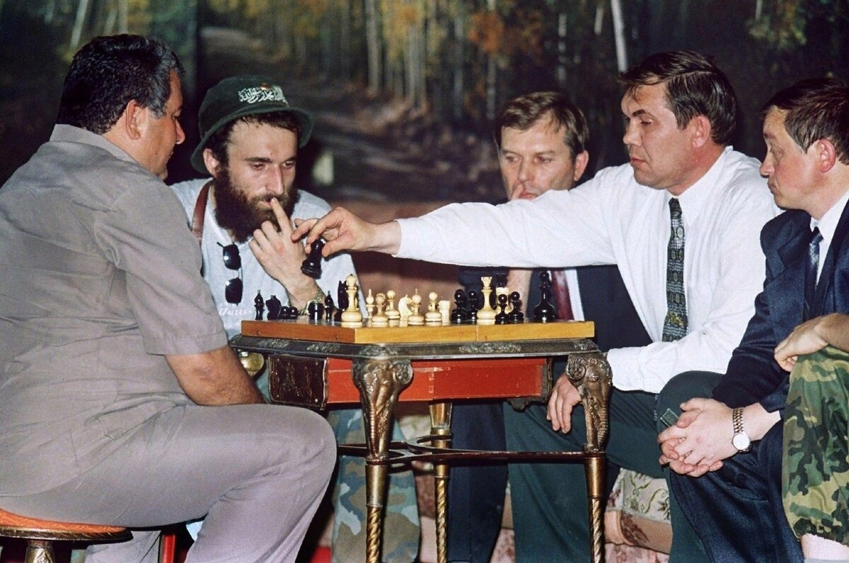Сеанс одновременной игры, за шахматным столом Ш. Басаев и А. Лебедь