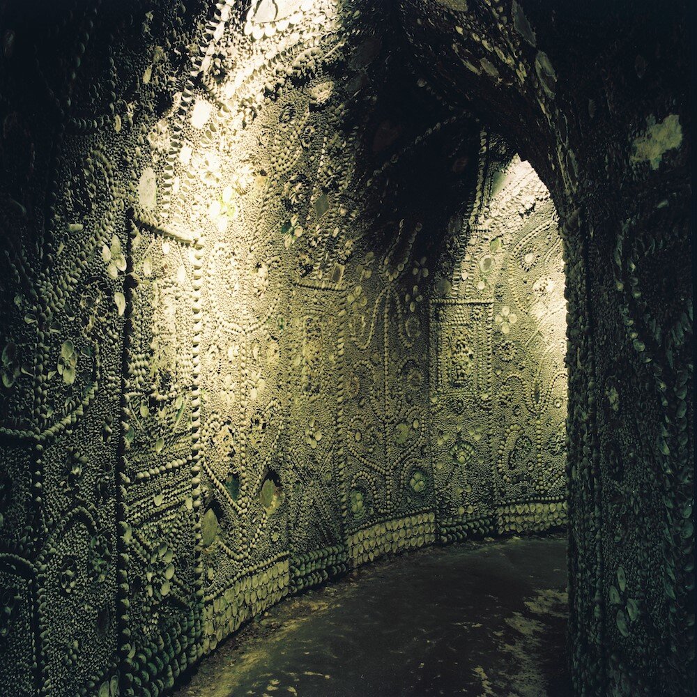 Стены этого грота выложены морскими раковинами/ © terra-z.com