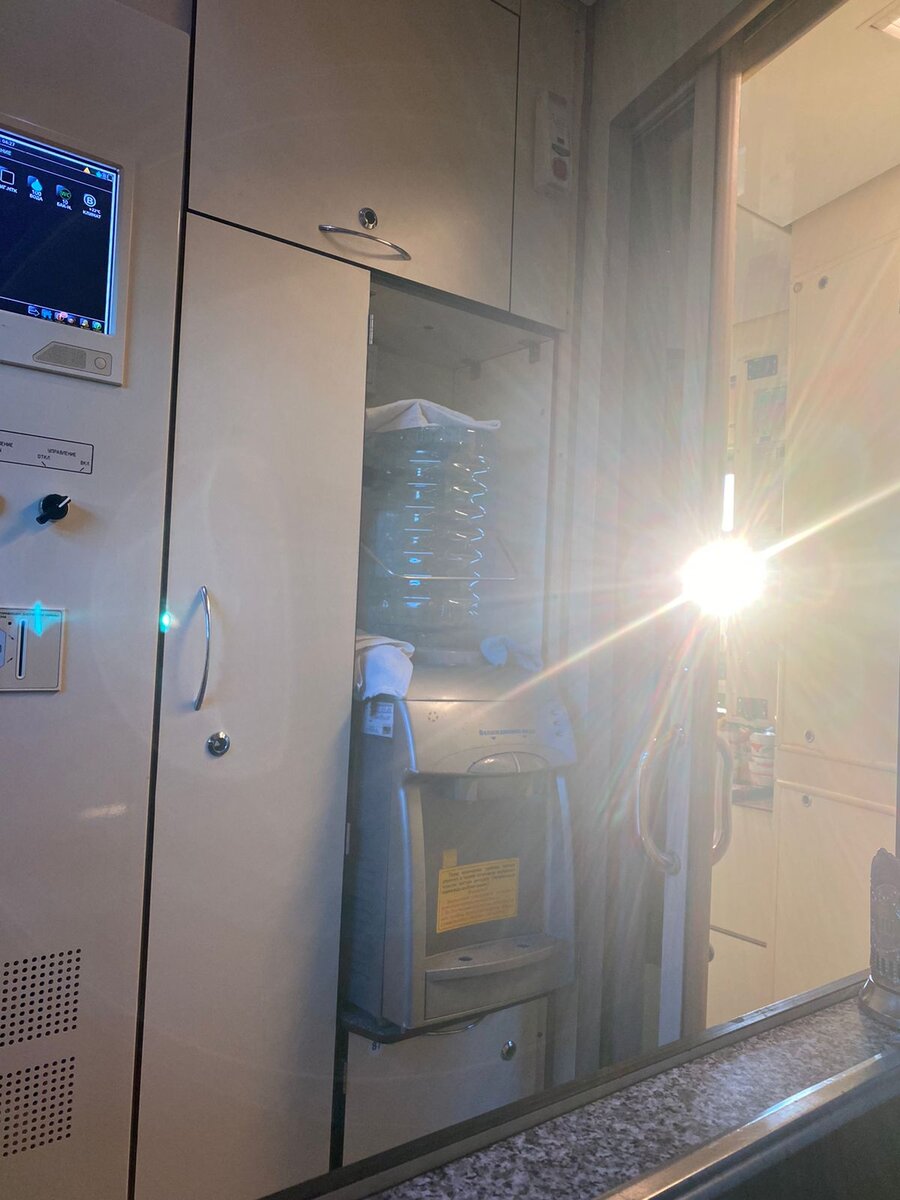 В вагоне у кулера