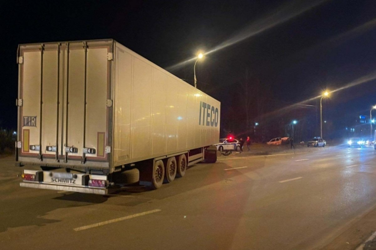    Пострадали двое: в Ижевске ВАЗ столкнулся с грузовиком