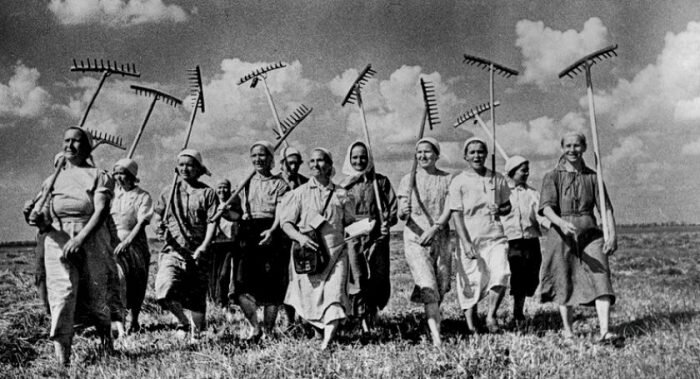 Советские колхозницы.