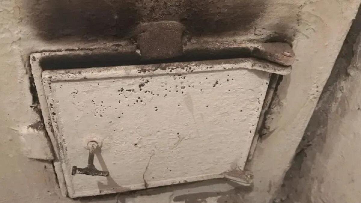    Дверца печи и стена с копотью:instagram.com/pavlodar_tjd