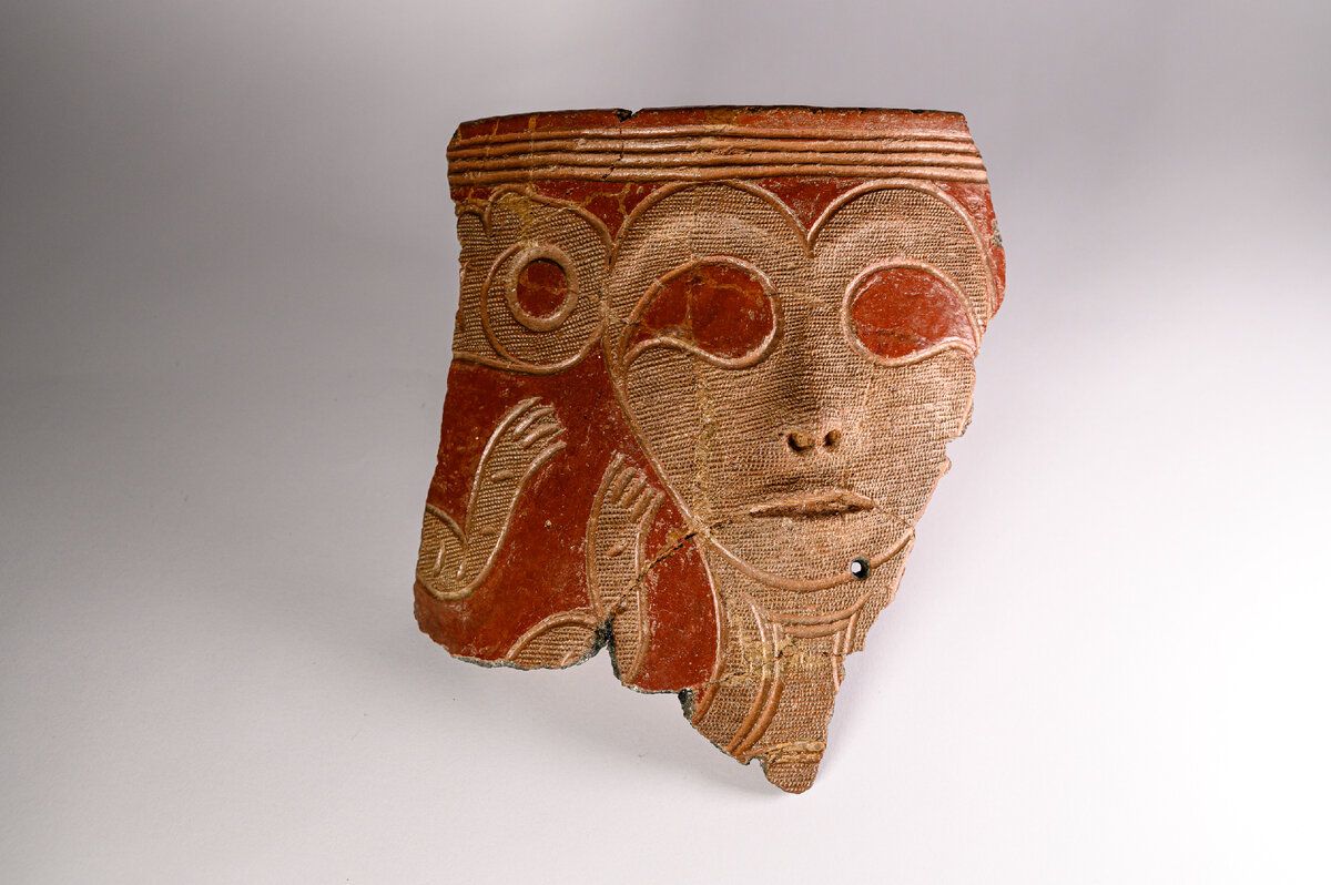 Фрагмент стенки керамического сосуда с антропоморфным и зооморфным изображениями. Нач. III — перв. четв. II тыс. до н. э. Собрание ИАЭТ СО РАН