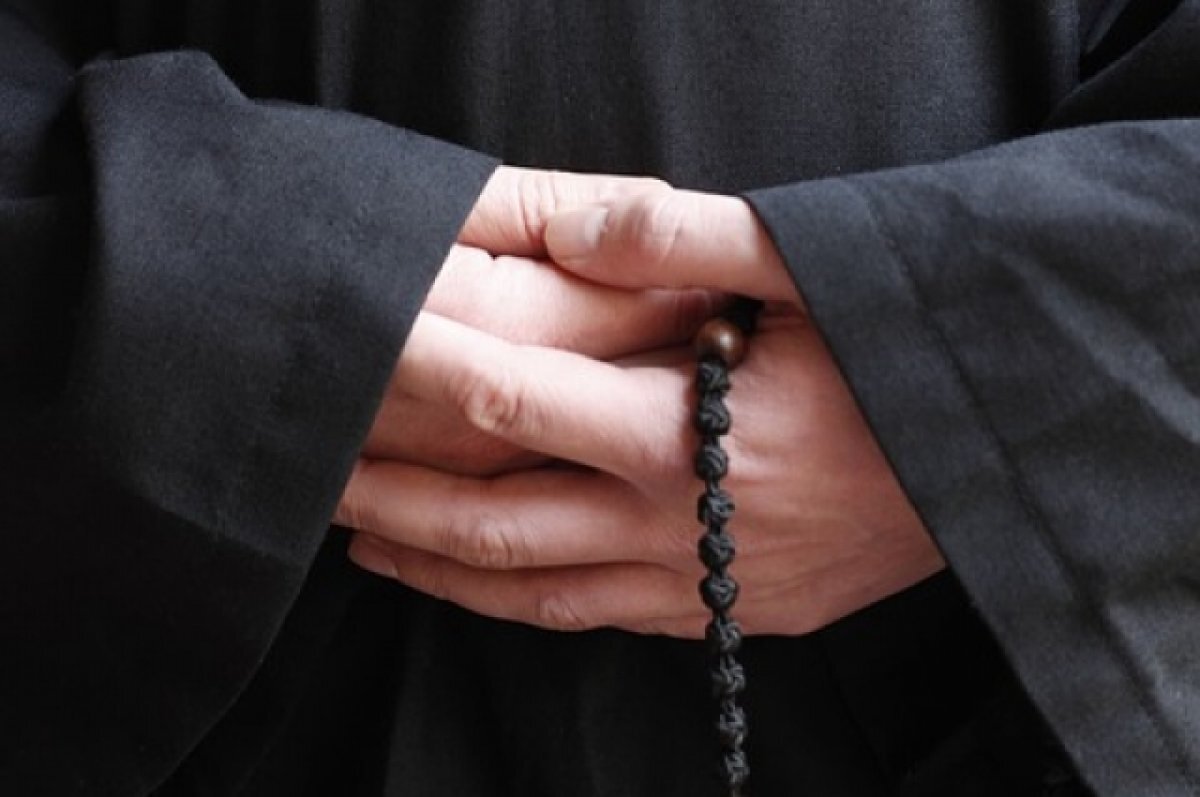    Во Франции священнослужителя отдают под суд за жест