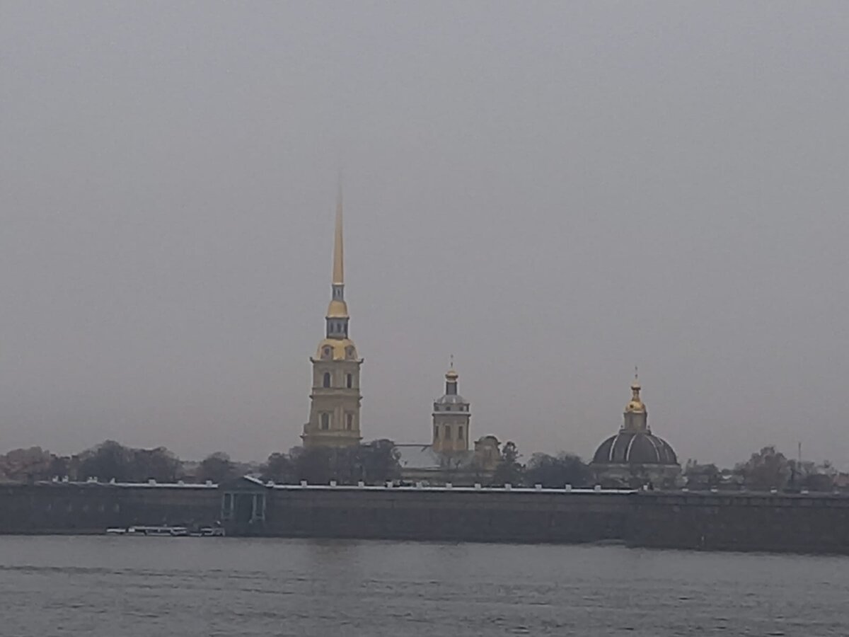 Петропавловская крепость, фото автора, живущего рядом с ней. Все меняется вокруг, но есть неизменные вещи. 