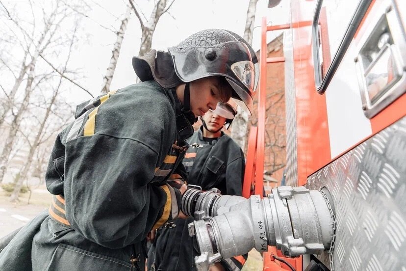 В преддверии Дня спасателя и в целях популяризации службы в МЧС России, а также повышения уровня знаний и компетенций учащихся общеобразовательных школ города Орехово-Зуево по действиям в случае возникновения чрезвычайных ситуаций природного и техногенного характера, сотрудники 24 специализированной пожарно-спасательной части по тушению крупных пожаров 23 ПСО ФПС ГПС Главного управления МЧС России по Московской области совместно с представителями Орехово-Зуевского отделения Всероссийского студенческого корпуса спасателей провели открытый урок по основам безопасной жизнедеятельности с элементами квеста. 
Учащимся рассказали историю становления МЧС России, ответили на многочисленные вопросы, напомнили о необходимости соблюдения правил пожарной безопасности, безопасности на водных объектах и действиях по сигналам гражданской обороны.

В заключительной части открытого урока участники с огромным интересом приняли участие в проведении квест» по пожарно-спасательной тематике.