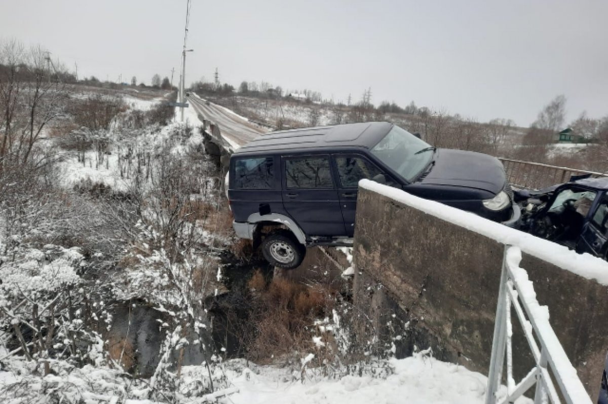    В Старице автомобиль едва не свалился с моста в результате ДТП