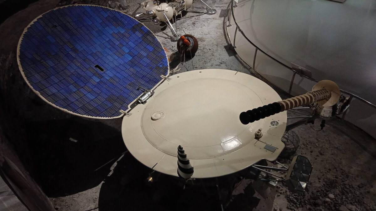 Экспонаты Музея космонавтики: Луноход-1