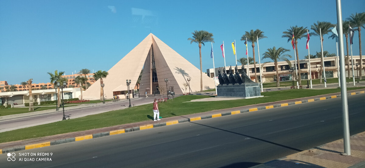 Вход в отель