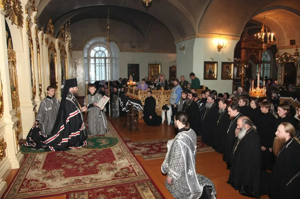 Храм прощения. Чин прощения Великий пост. Прощенное воскресенье в храме. Прощенное воскресенье служба в храме. Православные прихожане.