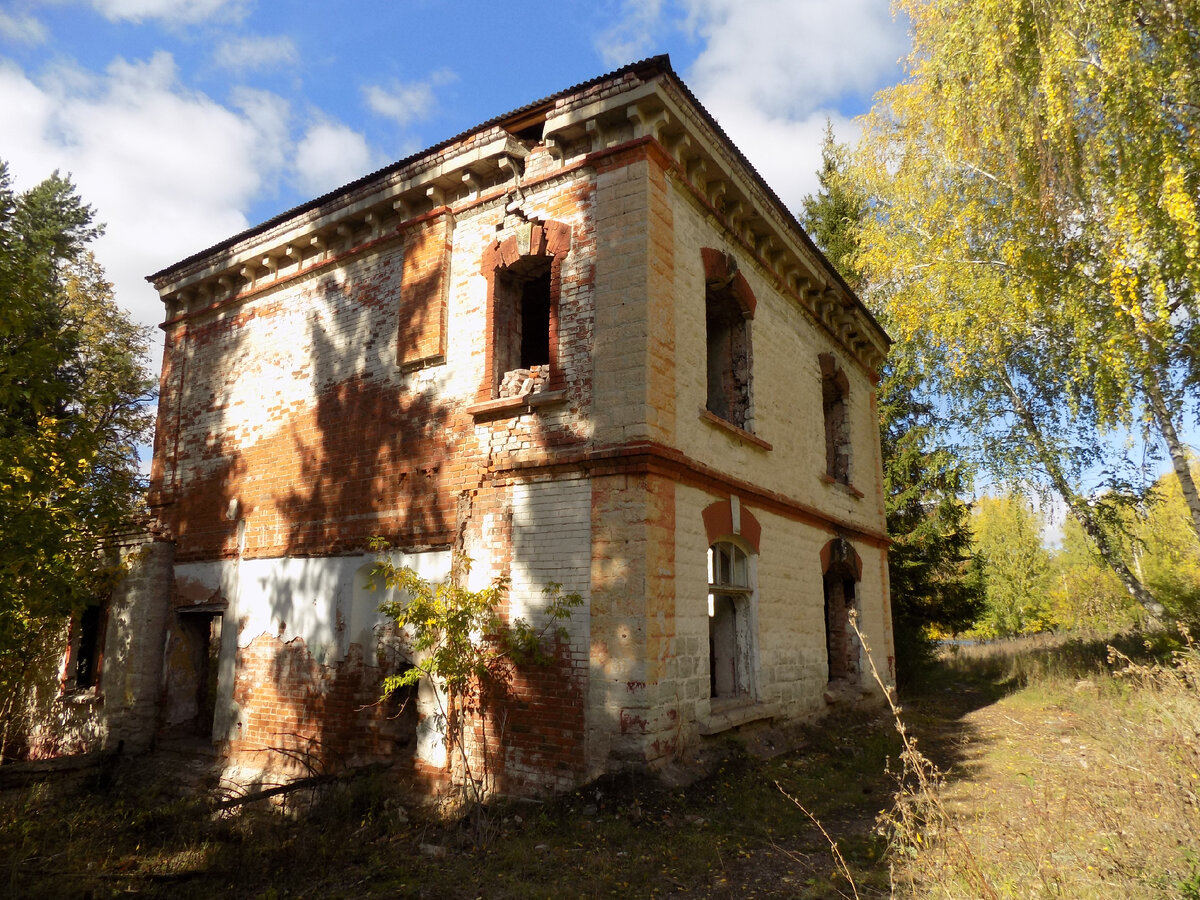 Особняк построен П.П. Дмитриевым, председателем Бугульминской земской управы в конце XIX века.-2-2