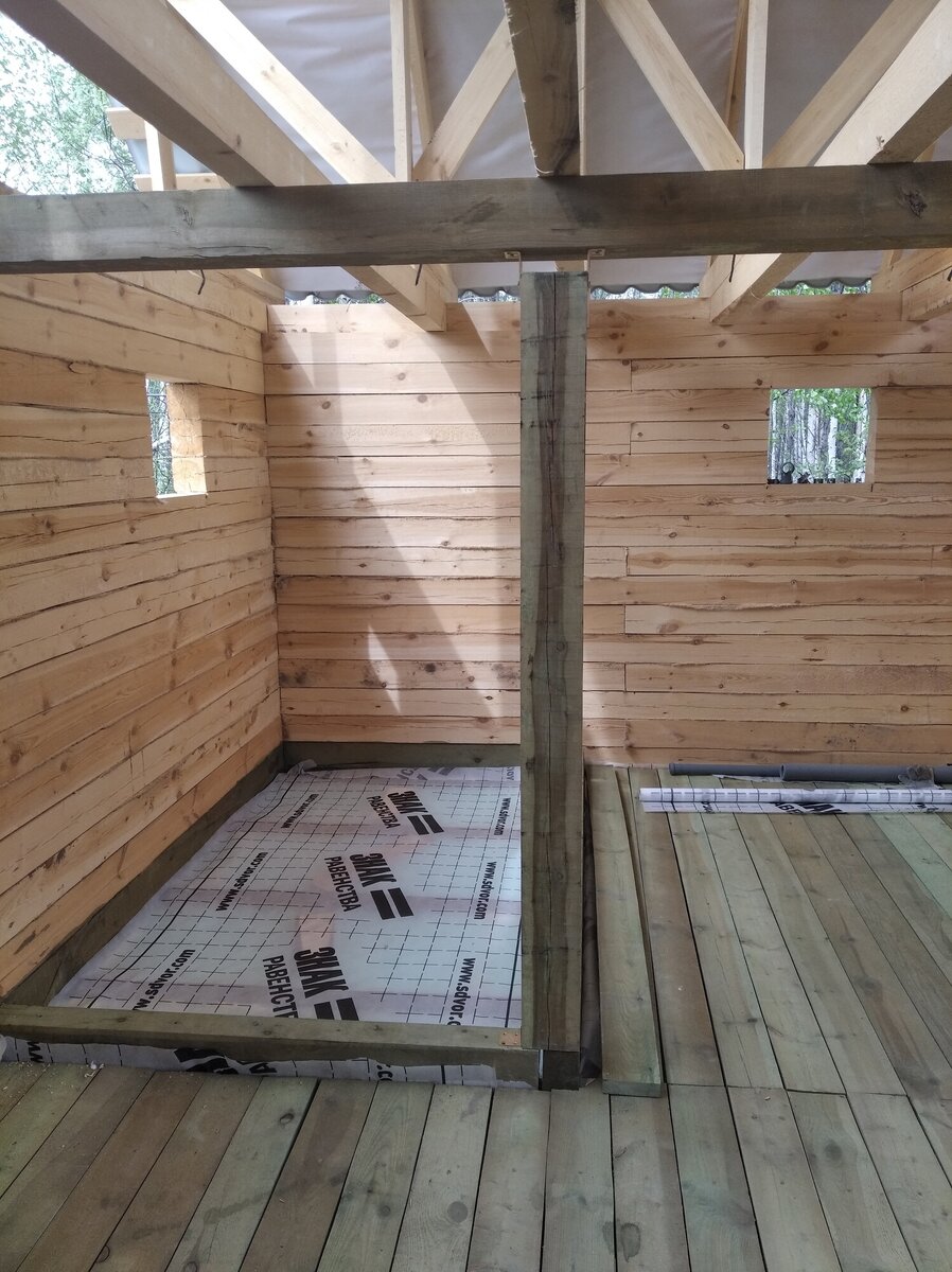 При монтаже поперечной балки одному пришлось попотеть...в ход пошел буксировочный трос для подстраховки от падения и автомобильный домкрат, чтобы вывести лаги в один уровень с их краями.