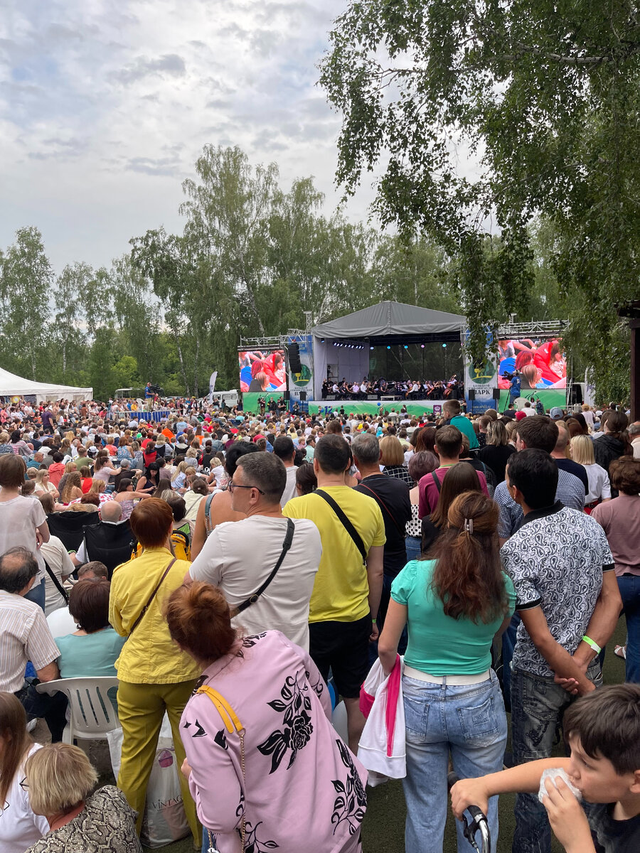 Симфонический оркестр под открытым небом. Меня удивило количество и  размещение людей перед сценой | АБВ | Дзен