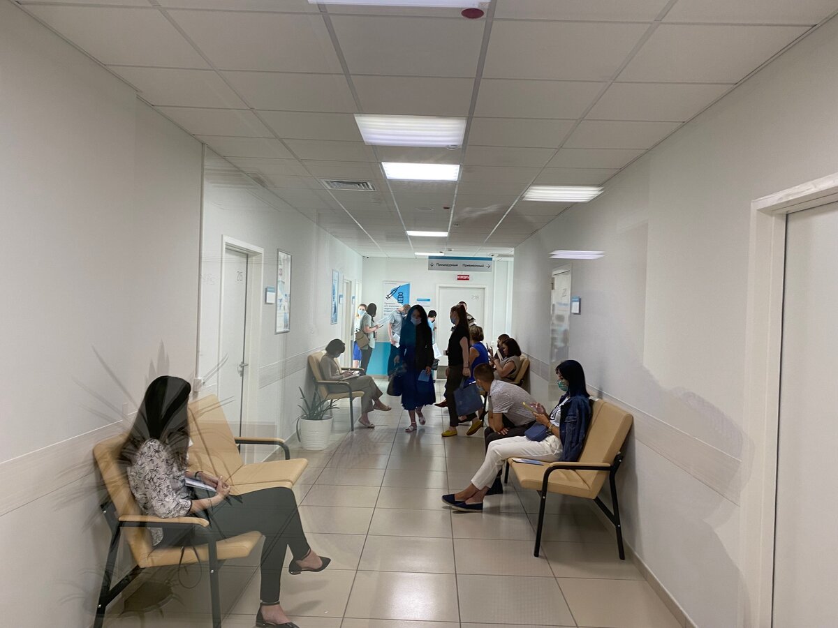 А здесь ждут вакцинацию  человек десять