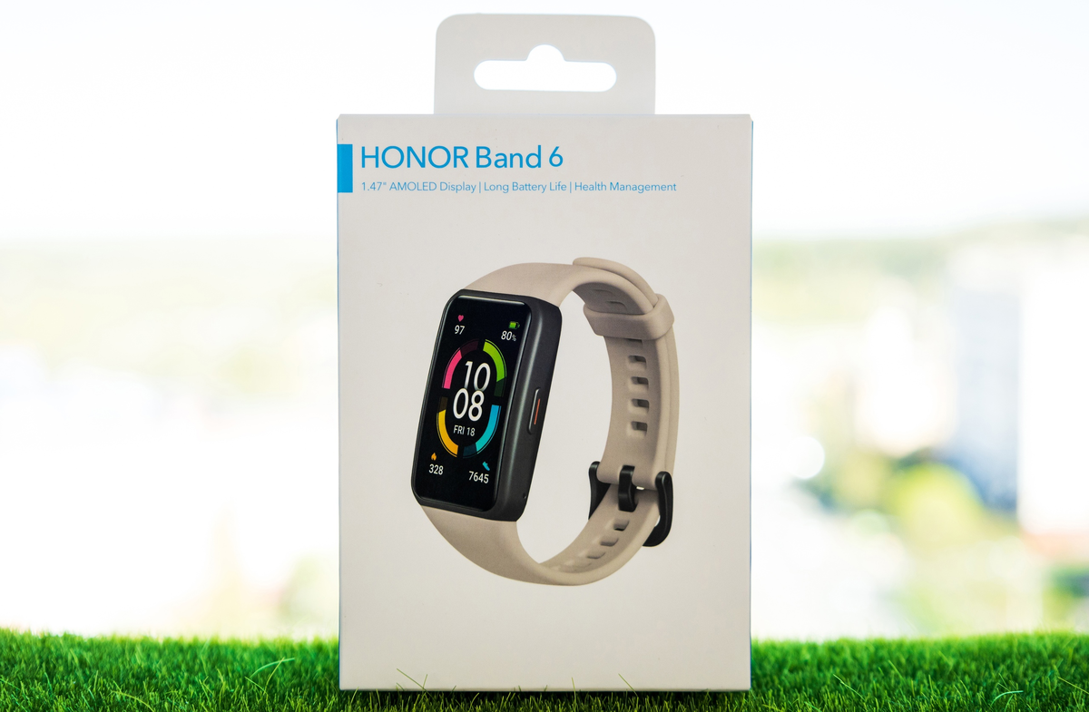 На лицевой стороне изображёно устройство в выбранном цвете, название модели и основные преимущества.