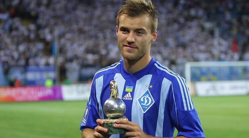 Андрей с индивидуальным призом. Источник: https://cdn.footboom.net/img/upload/1/37e81-Andrey-Yarmolenko.jpeg