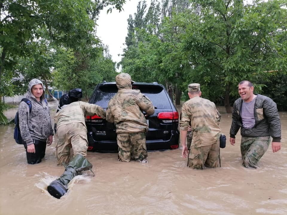 Компенсация за поврежденные во время потопа автомобили в Крыму в первую очередь коснется тех, у кого стоимость авто составляет до 300 тысяч рублей.