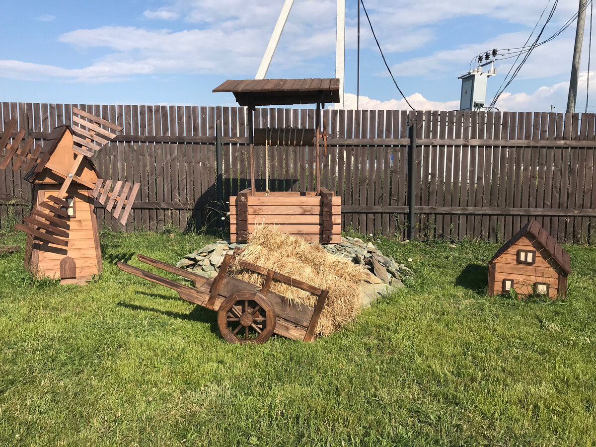 Даже уличный декор красим в том же стиле и получается довольно неплохо 