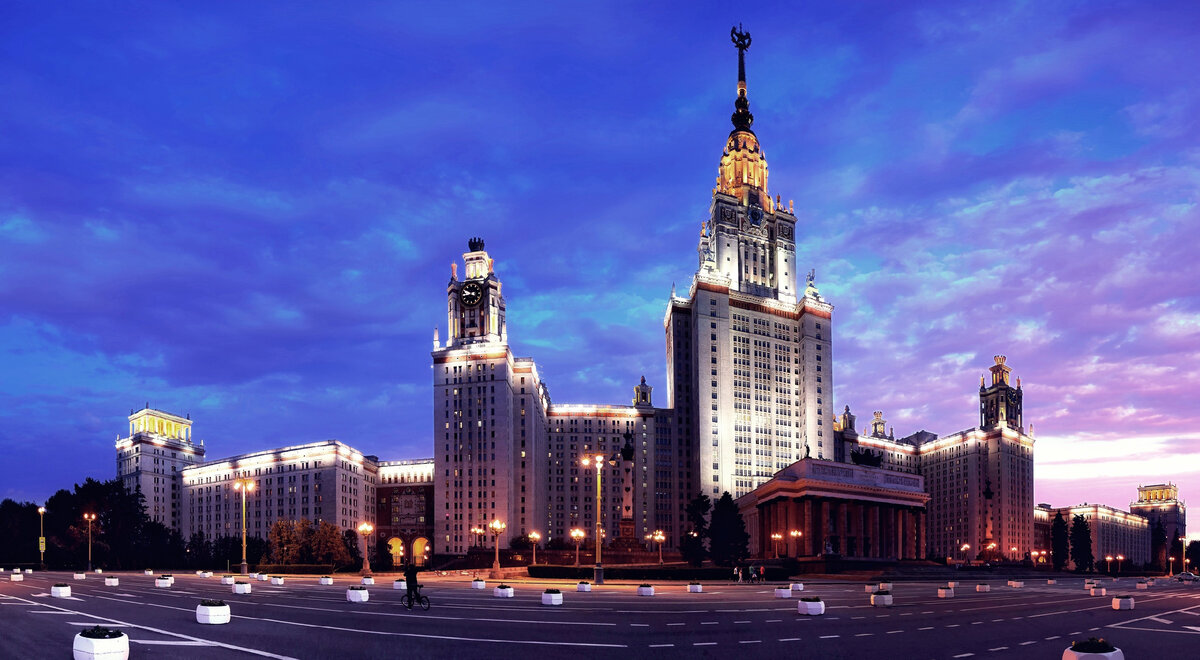 МГУ в ожидании студентов. Главное здание,безлюдно, как никогда.