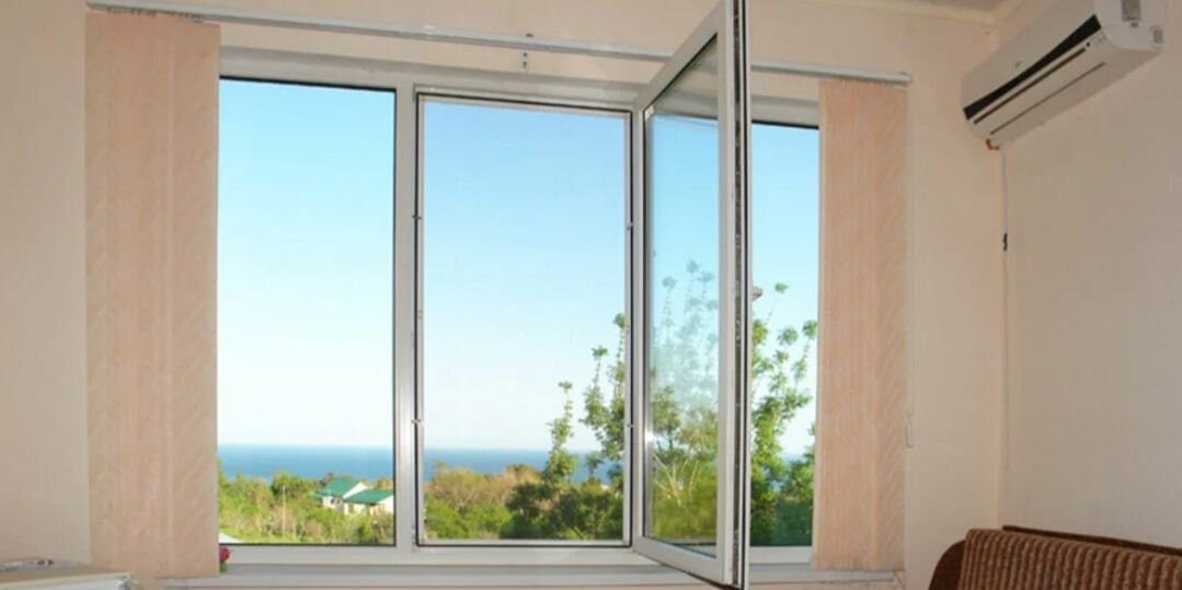 Вид из окна на море