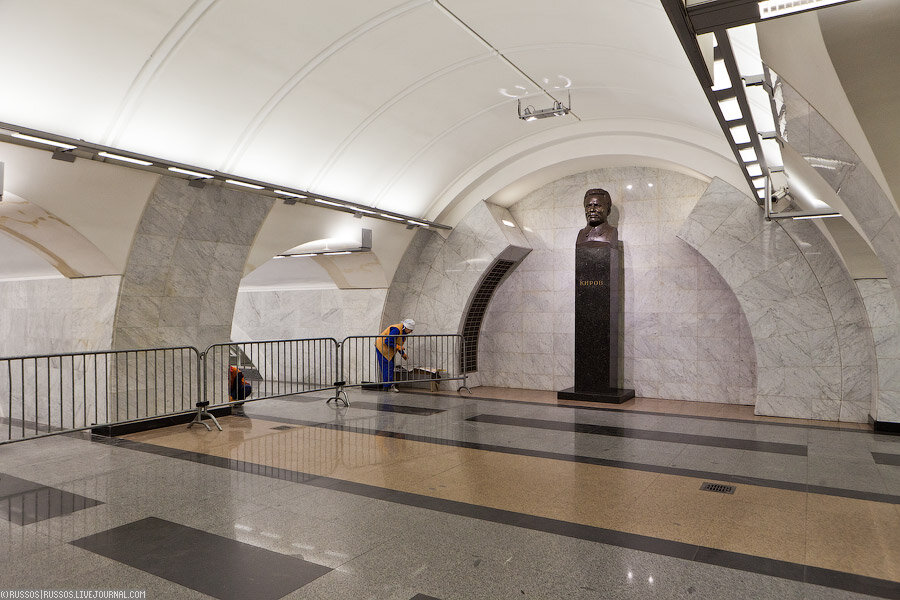 Центр зала. Станция метро Сретенский бульвар. Вестибюль станции Сретенский бульвар. Сретенский бульвар станция метро вестибюль. Чистые пруды Сретенский бульвар