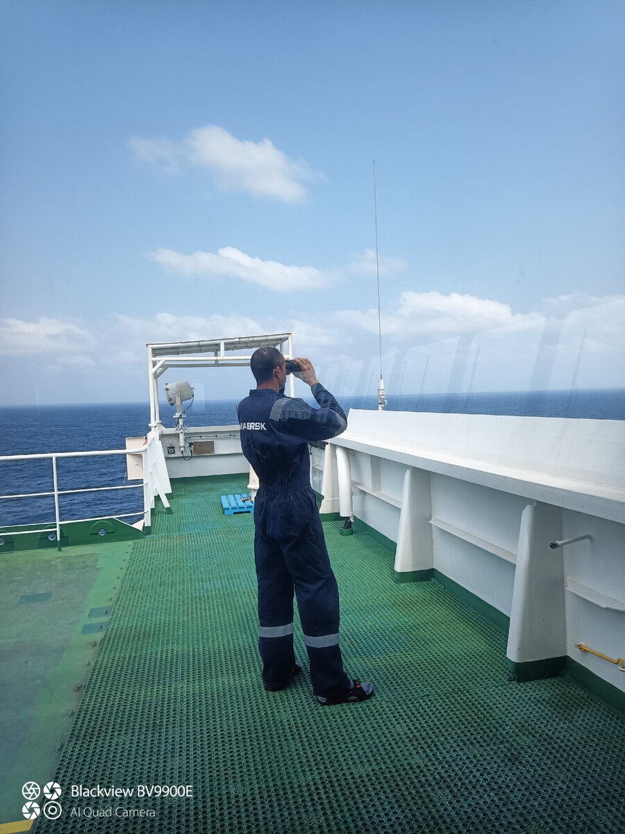 Матрос несёт антипиратскую вахту на мостике.