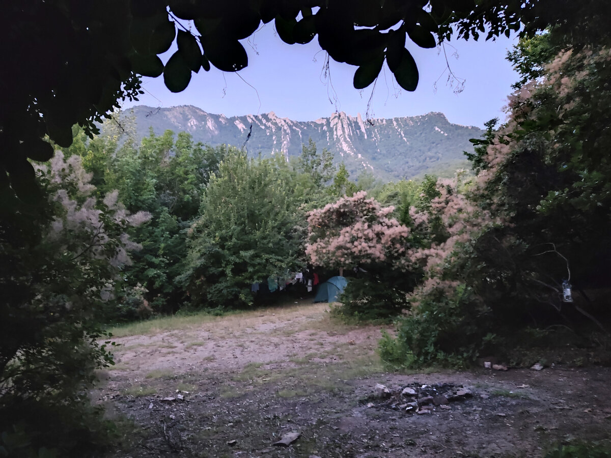 Разводить огонь для приготовления пищи разрешается в строго отведëнном месте.