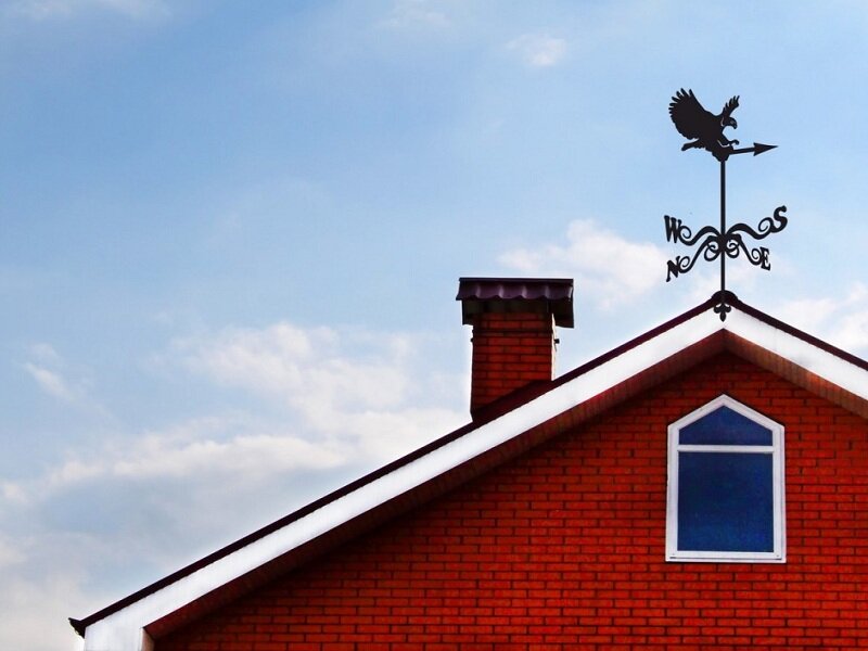 Флюгер на крыше дома: примеры, особенности установки