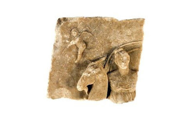 Эрос с "ключом любви" на обетном барельефе.