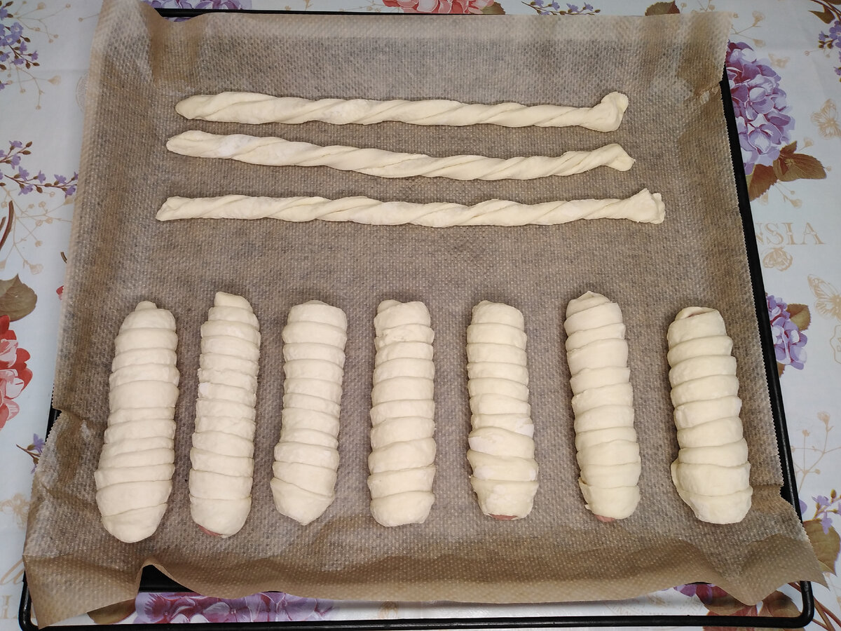Сосиски в тесте и сдобные хлебные палочки – потрясающий перекус всего за 30 минут