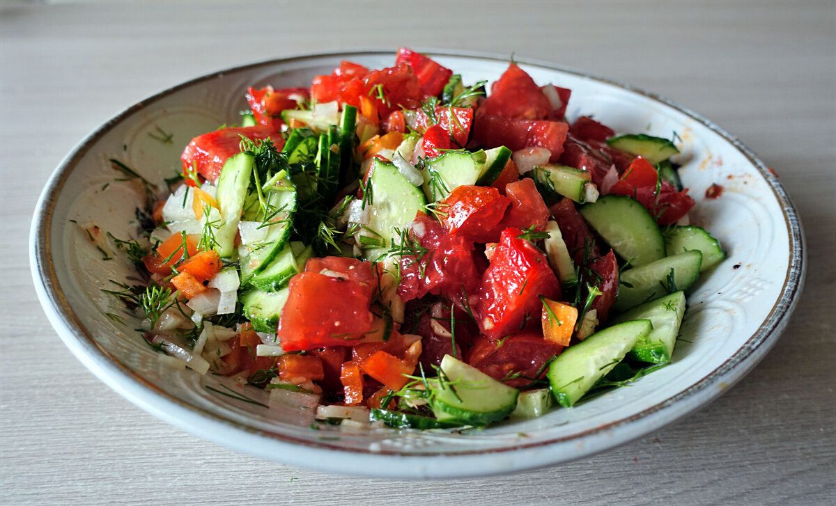 Яркий и аппетитный салат с гармоничным сочетанием овощей