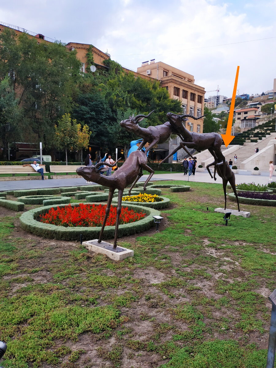 Если посмотреть сквозь скульптуру антилоп, то можно увидеть вход в Центр Гафесчяна. Показала стрелкой. Авторское фото.