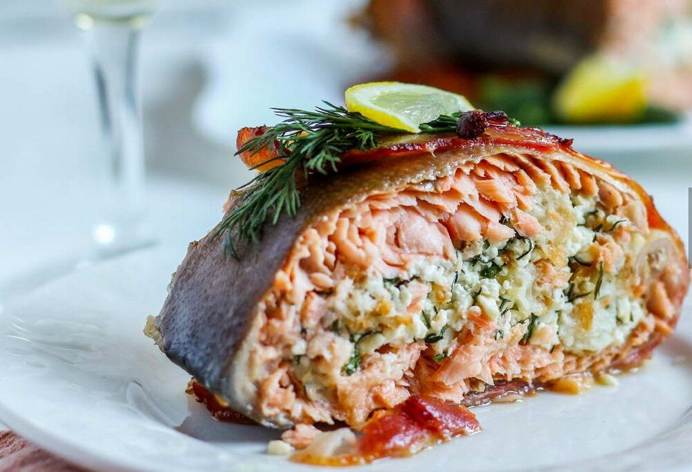 Горбуша с рисом. Филе горбуши в духовке. Рис с рыбой. Как приготовить горбушу с рисом. Горбуша фаршированная сыром и грибами.