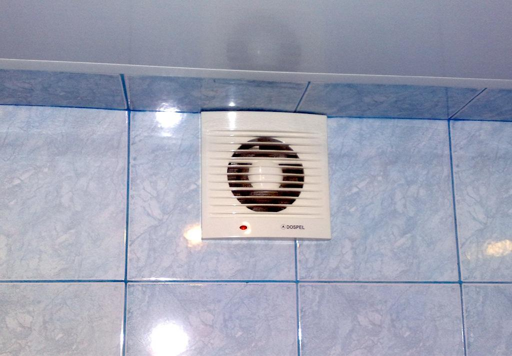 Вентиляция в ванной комнате в частном. Вентиляционные вытяжки для ванной для pro100. Вытяжка из душа и туалета канальный вентилятор. Вентиляция Electrolux принудительная вытяжка. Вентиляторы KT 100 для вытяжки в ванной.