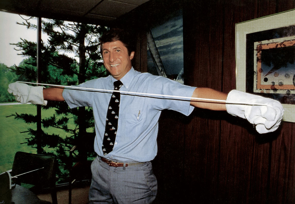 Боб Гор показывает эксперимент с растяжением тефлонового прутка. Источник фото: gore.com