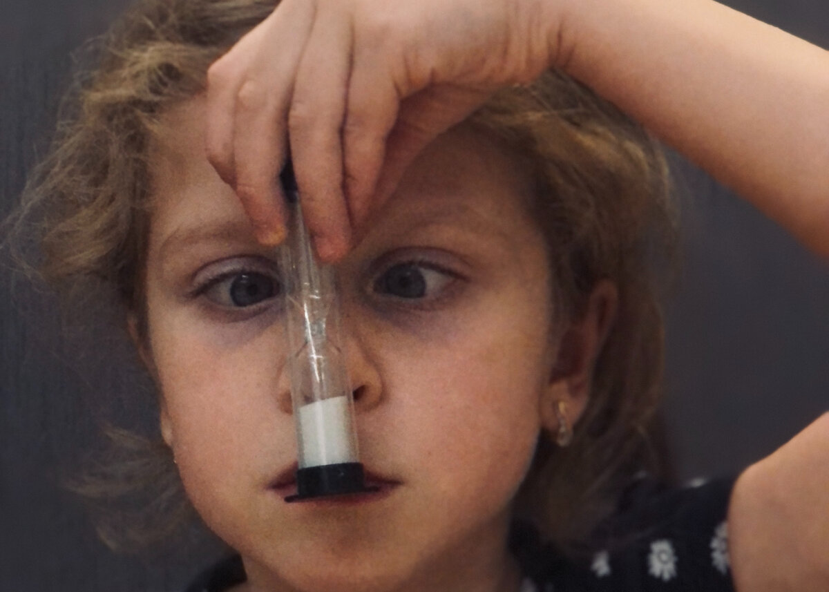 А так я смотрю на песочные часы, поджидая, когда время каникул истечет