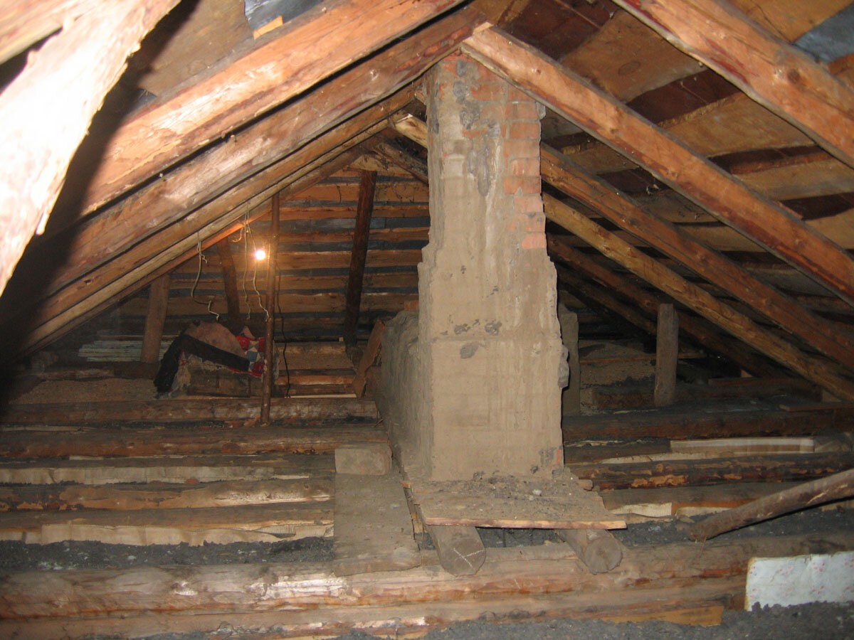 Чердак дома, где находился расширительный бак системы отопления, на который можно было попасть по стремянке через люк 600х600 в потолке на отм. 2600 от пола. На переднем плане труба и боров уничтоженной при газификации русской печи.