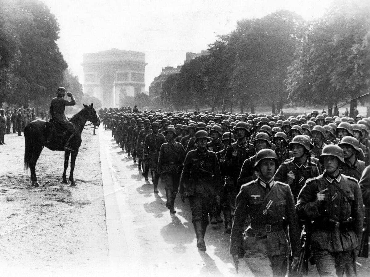 Парад немецких войск. Парад во Франции 1940. Париж Авеню фош 1940. Французская кампания вермахта 1940. Солдат Франции 1940.