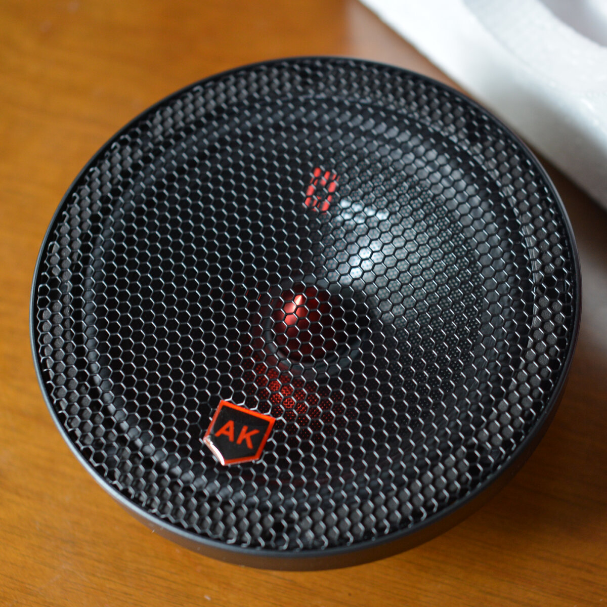 Это черная. Молодцы ребята, заморочились, для установки в авто этого более чем достаточно. Но будет ли желание ставить такой внешний вид в корпус - вопрос к вам. Обычно грили на домашнюю акустику делают немного иначе:)