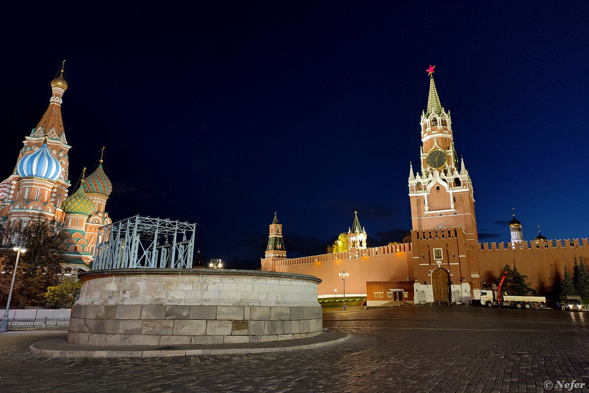Кремлевская стена в Санкт-Петербурге. Кремлевская стена в Питере. У кремлевской стены. Что за стенами Кремля.